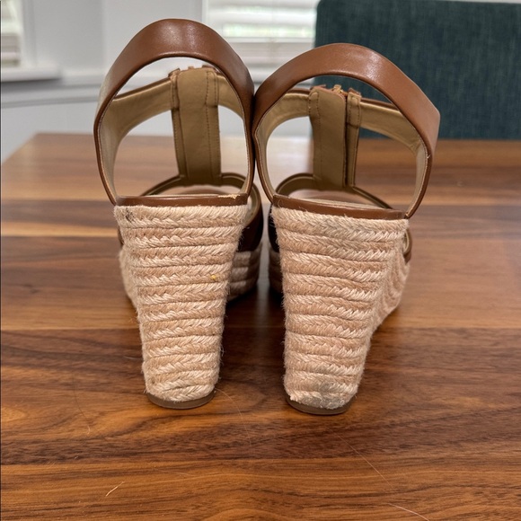 Michael Kors Tan Leather Wedge Sandals with Gold Zipper, size 9 - Picture 6 of 7